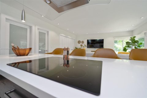 House in Miami, Florida 4 bedrooms, 214.88 sq.m. № 1979750 - photo 14