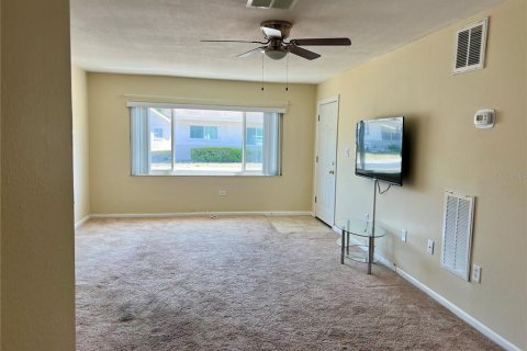 Condo in New Port Richey, Florida, 2 bedrooms  № 1637687 - photo 14