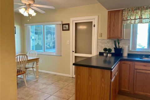 Condo in New Port Richey, Florida, 2 bedrooms  № 1637687 - photo 7