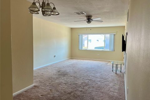 Condo in New Port Richey, Florida, 2 bedrooms  № 1637687 - photo 12