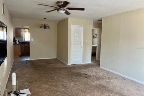 Condo in New Port Richey, Florida, 2 bedrooms  № 1637687 - photo 11