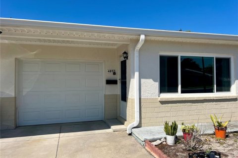 Condo in New Port Richey, Florida, 2 bedrooms  № 1637687 - photo 3