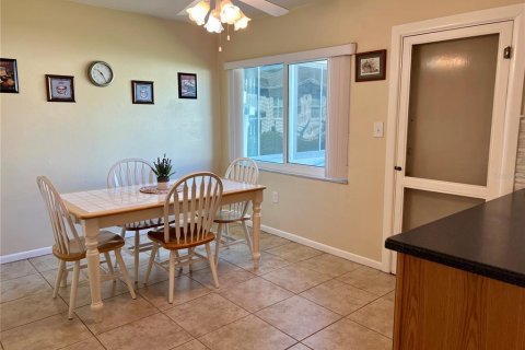 Condo in New Port Richey, Florida, 2 bedrooms  № 1637687 - photo 8