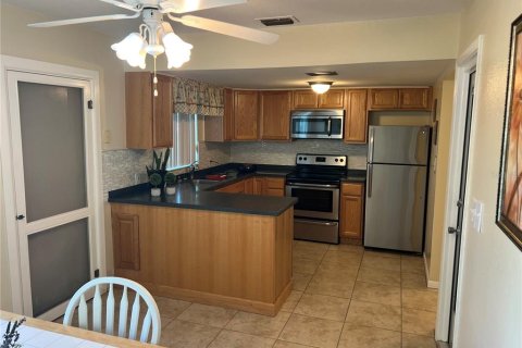 Condo in New Port Richey, Florida, 2 bedrooms  № 1637687 - photo 10