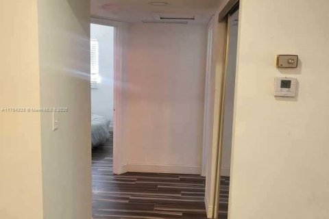 Condo in Lauderdale Lakes, Florida, 2 bedrooms  № 1860696 - photo 7