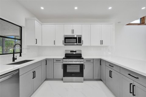 House in Tamarac, Florida 4 bedrooms, 197.7 sq.m. № 1892000 - photo 12