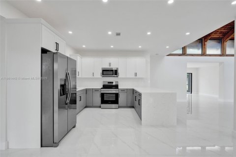 House in Tamarac, Florida 4 bedrooms, 197.7 sq.m. № 1892000 - photo 13