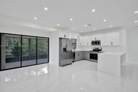 House in Tamarac, Florida 4 bedrooms, 197.7 sq.m. № 1892000 - photo 10