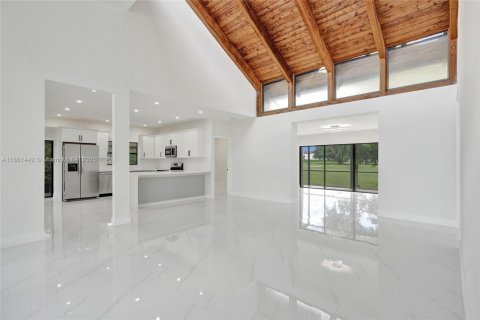 House in Tamarac, Florida 4 bedrooms, 197.7 sq.m. № 1892000 - photo 7