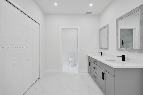 House in Tamarac, Florida 4 bedrooms, 197.7 sq.m. № 1892000 - photo 24