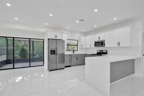 House in Tamarac, Florida 4 bedrooms, 197.7 sq.m. № 1892000 - photo 11