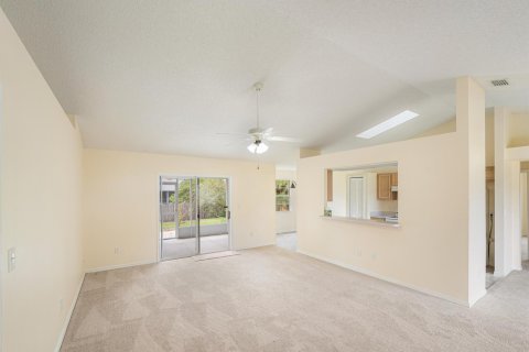 House in Sebastian, Florida 3 bedrooms, 136.47 sq.m. № 2146006 - photo 2
