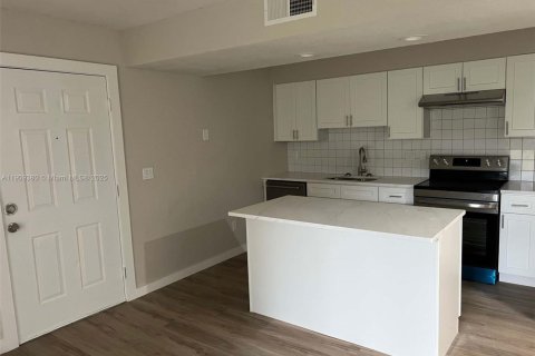 Снять в аренду кондоминиум в Помпано-Бич, Флорида 1 спальня, 58.81м2, № 1965004 - фото 1