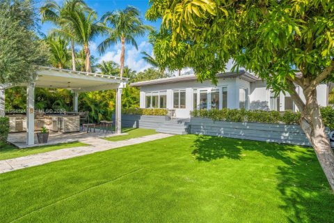 House in Miami Beach, Florida 3 bedrooms, 195.47 sq.m. № 2003007 - photo 23