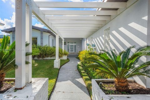 House in Miami Beach, Florida 3 bedrooms, 195.47 sq.m. № 2003007 - photo 27