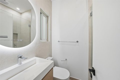 House in Miami Beach, Florida 3 bedrooms, 195.47 sq.m. № 2003007 - photo 13