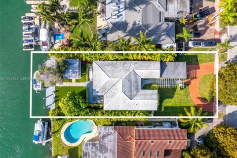 House in Miami Beach, Florida 3 bedrooms, 195.47 sq.m. № 2003007