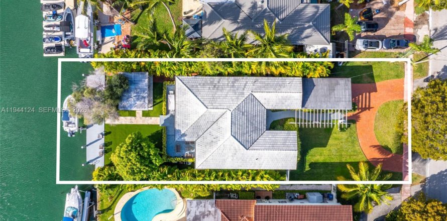 House in Miami Beach, Florida 3 bedrooms, 195.47 sq.m. № 2003007