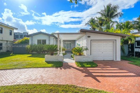 House in Miami Beach, Florida 3 bedrooms, 195.47 sq.m. № 2003007 - photo 28