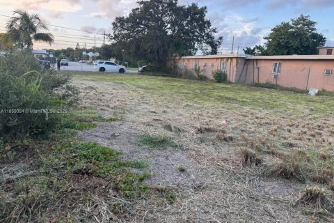 Commercial property in Opa-locka, Florida № 1887574 - photo 2
