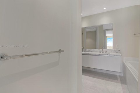 Купить кондоминиум в Майами, Флорида 3 спальни, 219.99м2, № 2016510 - фото 16
