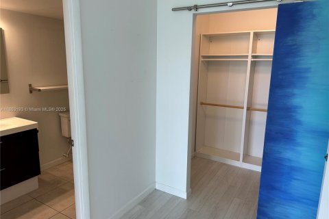 Снять в аренду кондоминиум в Халландейл-Бич, Флорида 1 спальня, 99.87м2, № 1890351 - фото 18