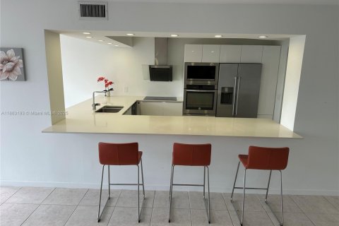 Снять в аренду кондоминиум в Халландейл-Бич, Флорида 1 спальня, 99.87м2, № 1890351 - фото 1