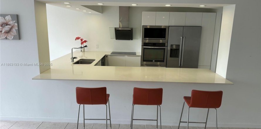 Кондоминиум с 1 спальней в Халландейл-Бич, Флорида № 1890351