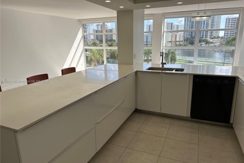 Снять в аренду кондоминиум в Халландейл-Бич, Флорида 1 спальня, 99.87м2, № 1890351 - фото 9