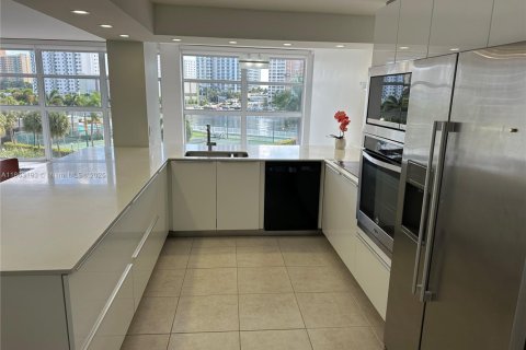 Снять в аренду кондоминиум в Халландейл-Бич, Флорида 1 спальня, 99.87м2, № 1890351 - фото 3