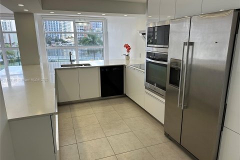 Снять в аренду кондоминиум в Халландейл-Бич, Флорида 1 спальня, 99.87м2, № 1890351 - фото 2