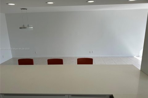 Снять в аренду кондоминиум в Халландейл-Бич, Флорида 1 спальня, 99.87м2, № 1890351 - фото 10