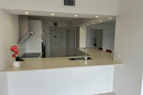 Снять в аренду кондоминиум в Халландейл-Бич, Флорида 1 спальня, 99.87м2, № 1890351 - фото 4