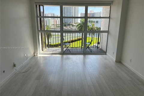 Снять в аренду кондоминиум в Халландейл-Бич, Флорида 1 спальня, 99.87м2, № 1890351 - фото 19