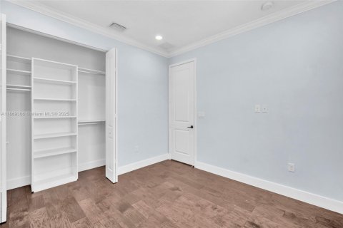 House in Hialeah, Florida 3 bedrooms, 230.96 sq.m. № 1923277 - photo 29