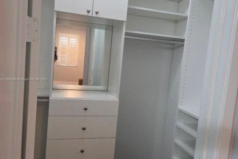 House in Hialeah, Florida 3 bedrooms, 230.96 sq.m. № 1923277 - photo 13