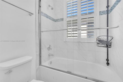 House in Hialeah, Florida 3 bedrooms, 230.96 sq.m. № 1923277 - photo 27