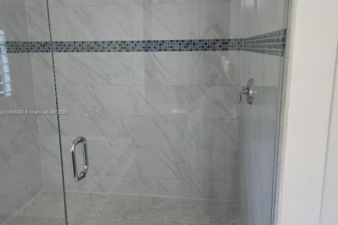 House in Hialeah, Florida 3 bedrooms, 230.96 sq.m. № 1923277 - photo 10