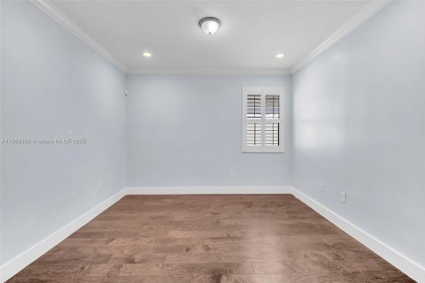 House in Hialeah, Florida 3 bedrooms, 230.96 sq.m. № 1923277 - photo 30