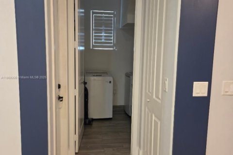 House in Hialeah, Florida 3 bedrooms, 230.96 sq.m. № 1923277 - photo 19