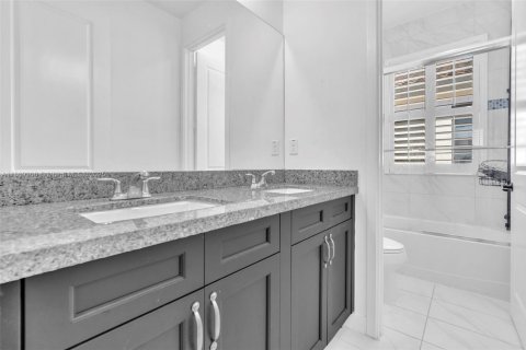 House in Hialeah, Florida 3 bedrooms, 230.96 sq.m. № 1923277 - photo 24