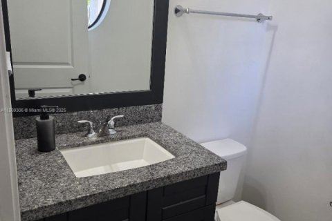 House in Hialeah, Florida 3 bedrooms, 230.96 sq.m. № 1923277 - photo 20