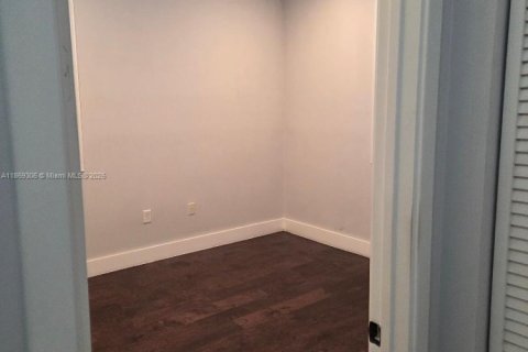 House in Hialeah, Florida 3 bedrooms, 230.96 sq.m. № 1923277 - photo 17