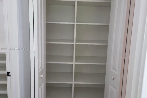 House in Hialeah, Florida 3 bedrooms, 230.96 sq.m. № 1923277 - photo 12