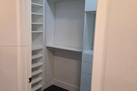 House in Hialeah, Florida 3 bedrooms, 230.96 sq.m. № 1923277 - photo 14