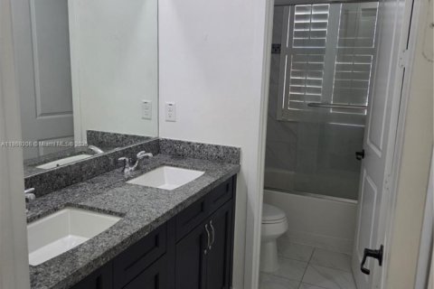 House in Hialeah, Florida 3 bedrooms, 230.96 sq.m. № 1923277 - photo 18