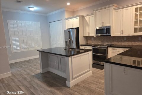 House in Hialeah, Florida 3 bedrooms, 230.96 sq.m. № 1923277 - photo 5