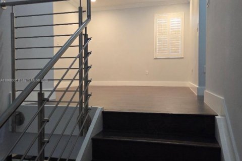 House in Hialeah, Florida 3 bedrooms, 230.96 sq.m. № 1923277 - photo 7