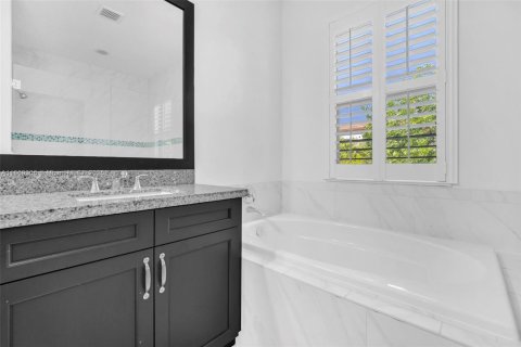 House in Hialeah, Florida 3 bedrooms, 230.96 sq.m. № 1923277 - photo 28