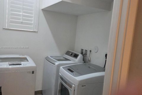 House in Hialeah, Florida 3 bedrooms, 230.96 sq.m. № 1923277 - photo 21